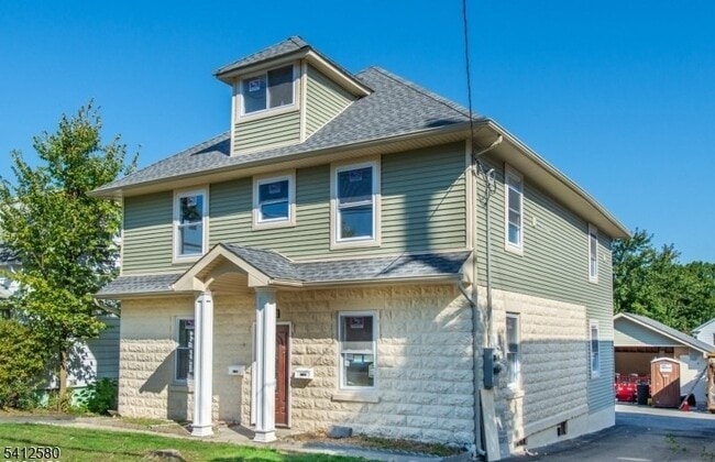 Building Photo - 190 E Lindsley Rd