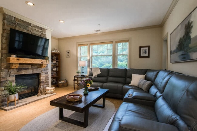 Building Photo - 1560 Country Club Dr Unit SI ID1597142P