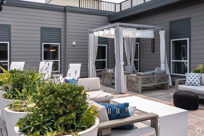 Rooftop Lounge - Viridium