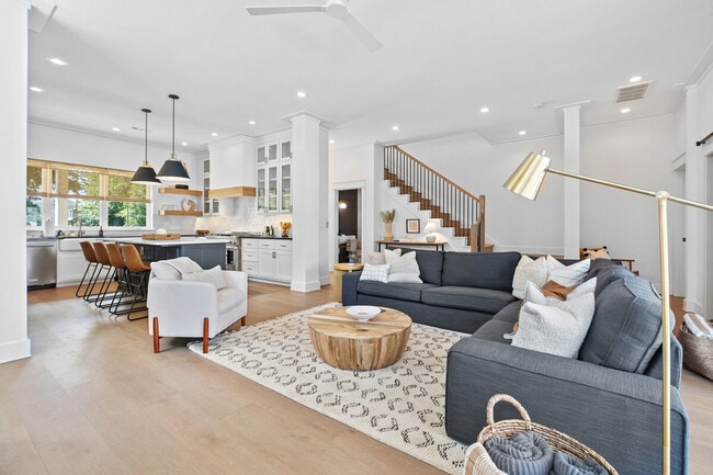 Building Photo - 404 NW 4th St Unit ID1221855P