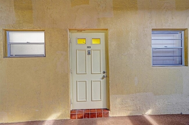 Building Photo - 5140 SW 40th Ave Unit 23C