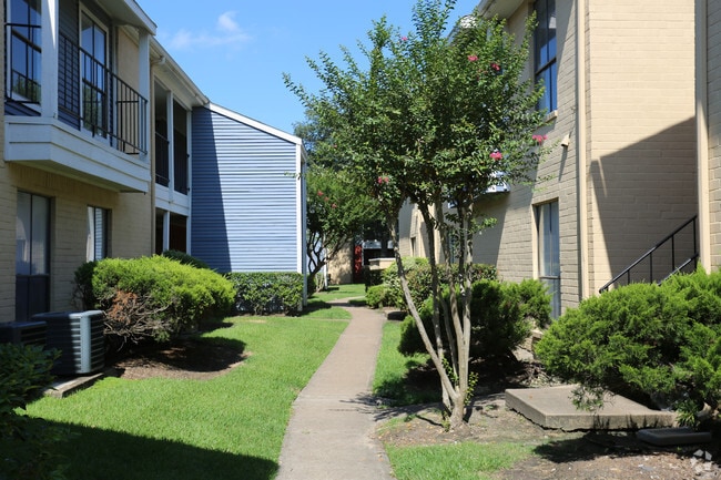 Exterior - Oaks of Ashford Point - Briar Village