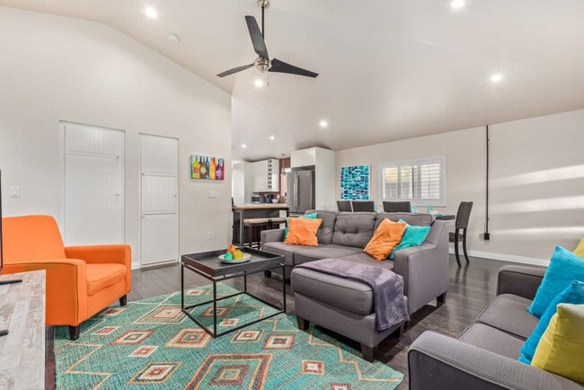 Building Photo - 1318 E Almeria Rd Unit SI ID1558607P
