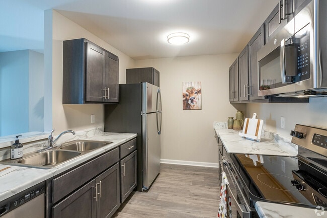 crestwood-commons-apartments-crestwood-ky-2br-2ba---1215-sf---kitchen - Crestwood Commons