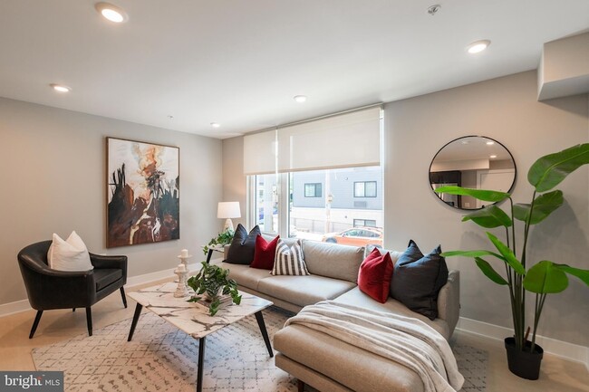 Building Photo - 6604 Ridge Ave Unit 403