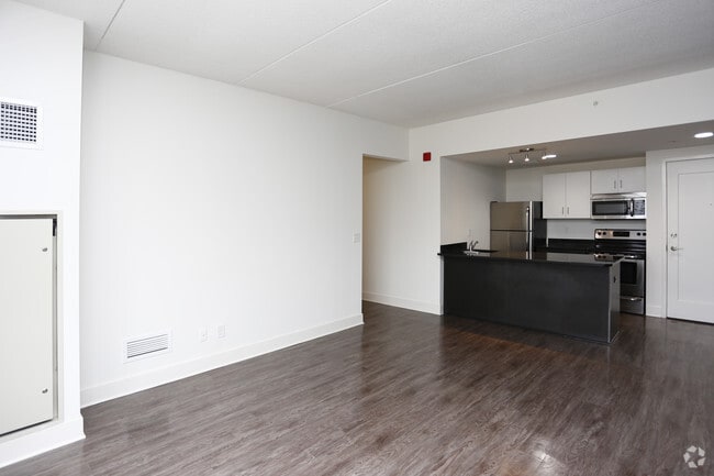 1BR, 1BA - 600 SF - St Regis House Apartments