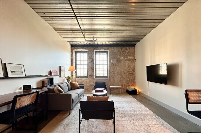 Building Photo - 1009 W Juneau Ave Unit ID1378998P