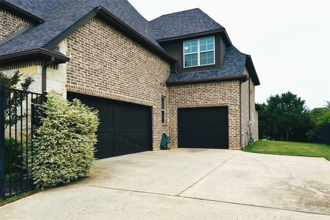 Photo - 200 Montrose Ln
