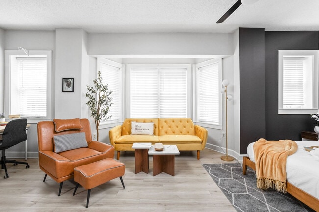 Building Photo - 230 E 9th St Unit ID1303779P