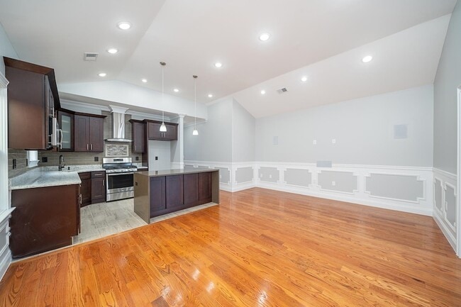 Photo - 72 Charles St