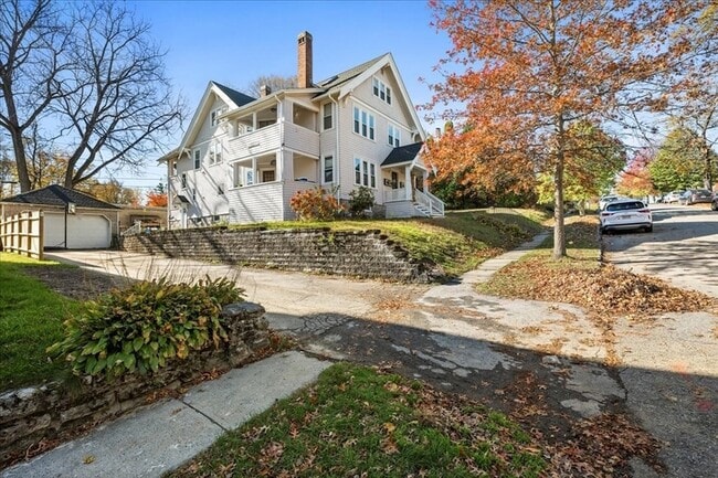 Building Photo - 15 Clearview Ave Unit 3