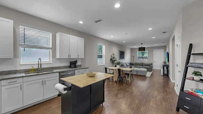 Building Photo - 3114 E 21st Ave Unit ID1328494P