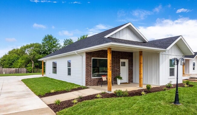 Building Photo - 929 N Blake Ave