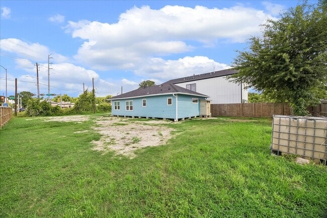 Photo - 7702 Sealey St