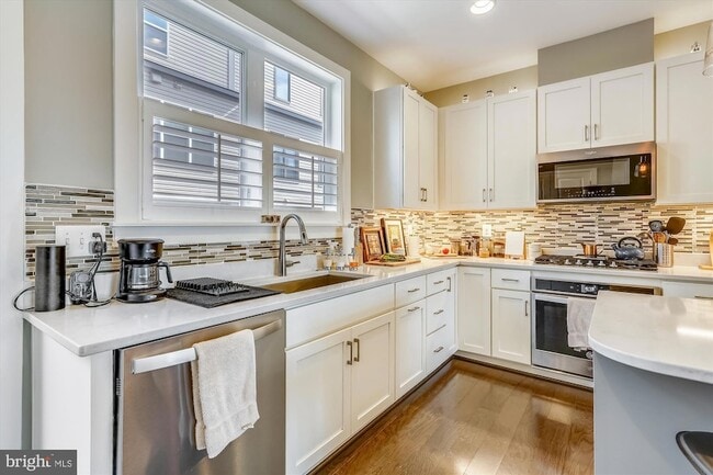 Photo - 8052 Red Hook St