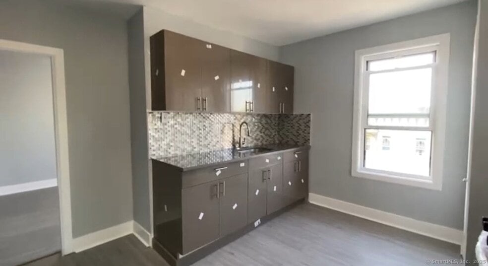 Photo - 782 Hallett St