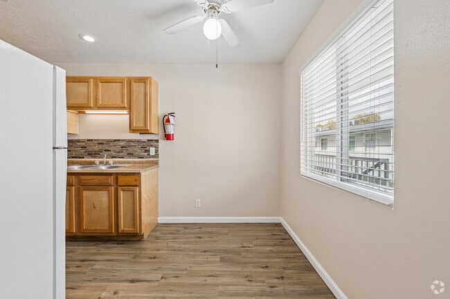 2BR, 1BA - 740SF - Dining Room - Desert Park