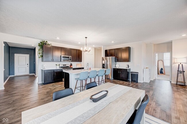 Photo - 2214 Warbler St