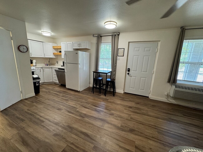 Building Photo - 802 S Elm St Unit ID1296539P