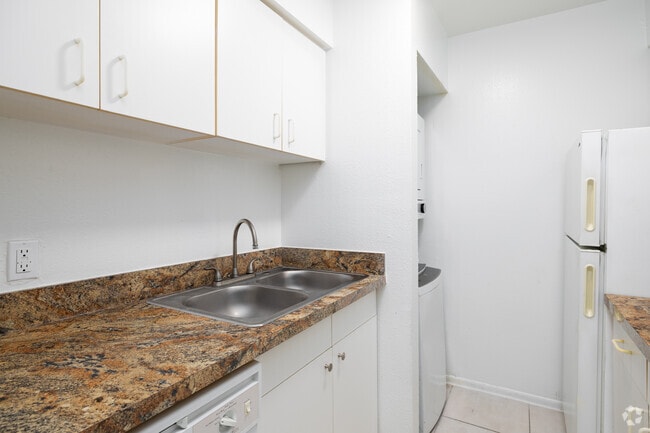 1BR, 1BA - 697SF - Kitchen - The Villas At Pinecrest