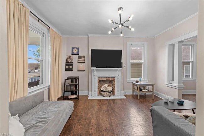 Photo - 635 W 29th St
