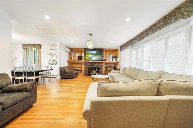 Photo - 37 Roosevelt Ave Unit ID1363402P