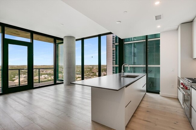 Building Photo - 610 Davis St Unit 2705