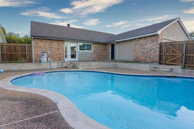 Photo - 2804 Oxford Ln