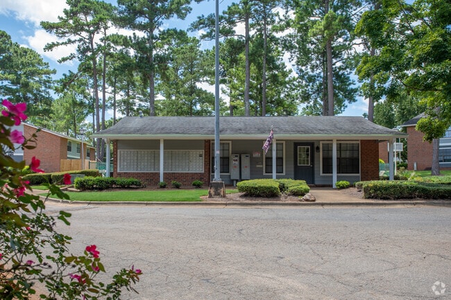 Leasing Office - Summer Tree