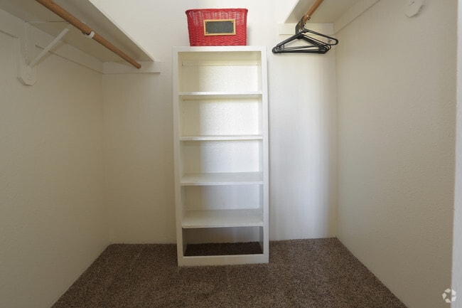 walk-in closets - Villa Del Sol