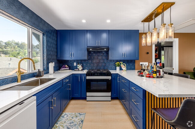 2BR, 2BA - 1000SF - Kitchen - 1368 1/2 Yosemite Dr
