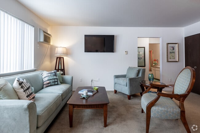 1BR, 1BA - 670SF - Living Room - Brittany Park Apartments