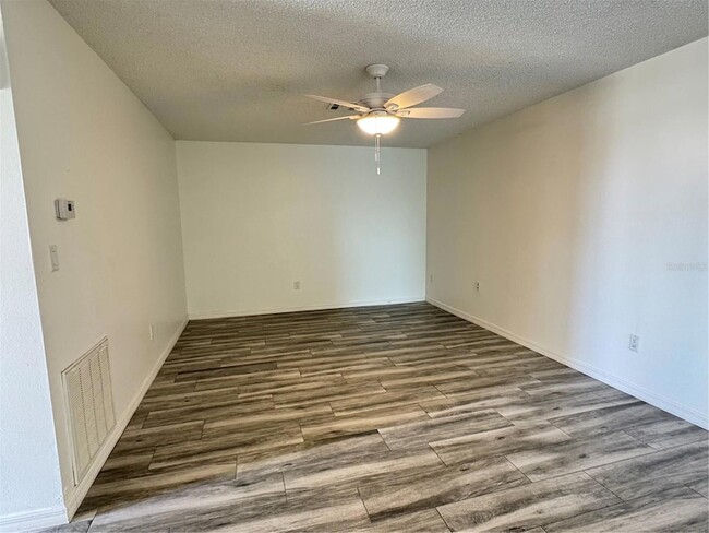 Photo - 215 Fernwood St