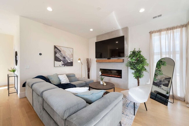 Building Photo - 2110 W Washington Blvd Unit ID1253892P