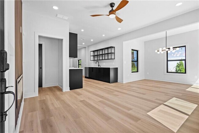 Photo - 646 Robert St NW