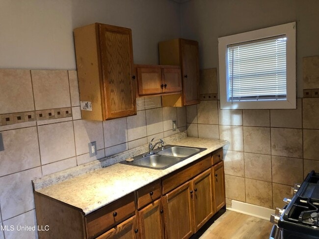 Photo - 493 Southern St