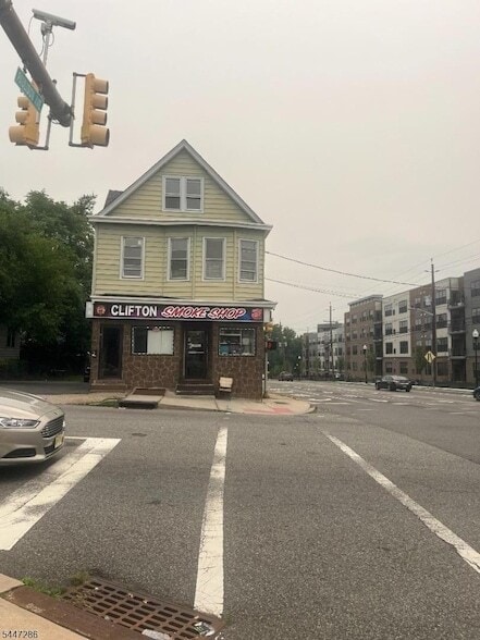 Building Photo - 673 Clifton Ave