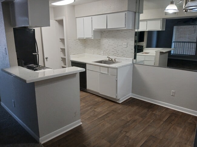 947 Sq. Ft. 2x2 Kitchen - Spring Oaks Apartments