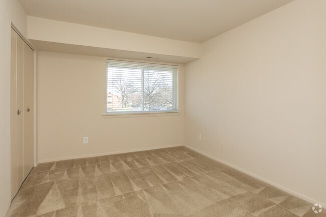 2BR, 1.5BA - 943 SF - Idylwood Village West