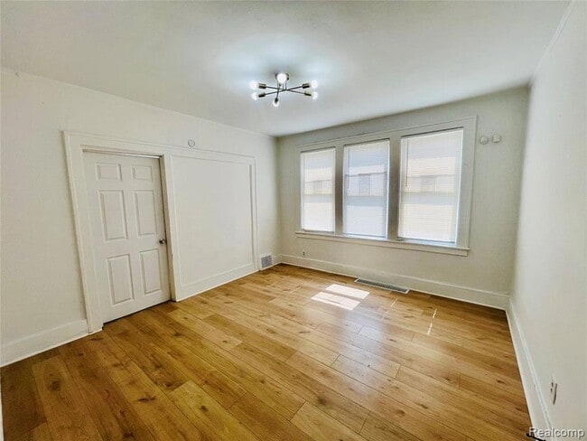 Photo - 3548 St Clair St