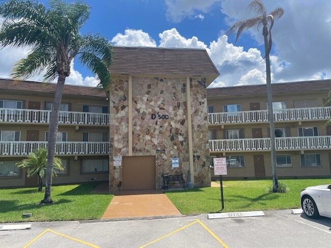 Building Photo - 500 Village Green Cir Unit 212