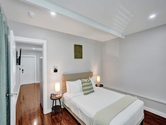 Photo - 906 N Riverside Dr Unit SI ID1503946P