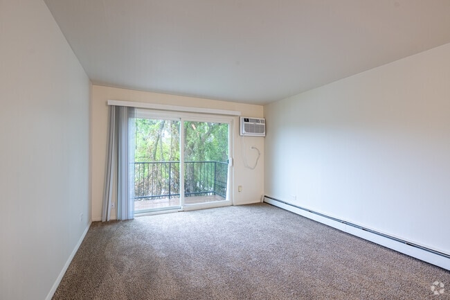 2BR, 1BA - 890SF - Living Room - Green Oaks Apartments