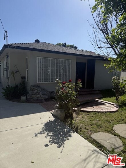 Photo - 17902 Saticoy St