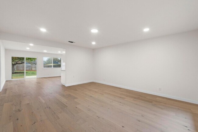 Photo - 902 Warrington Dr