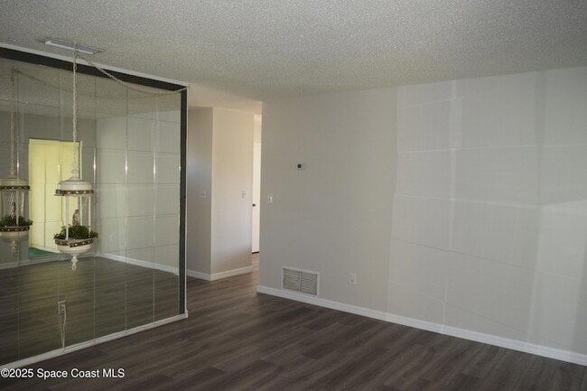 Photo - 2696 Yalta St NE