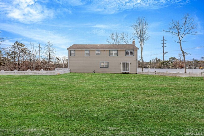 Photo - 475 Old Country Rd