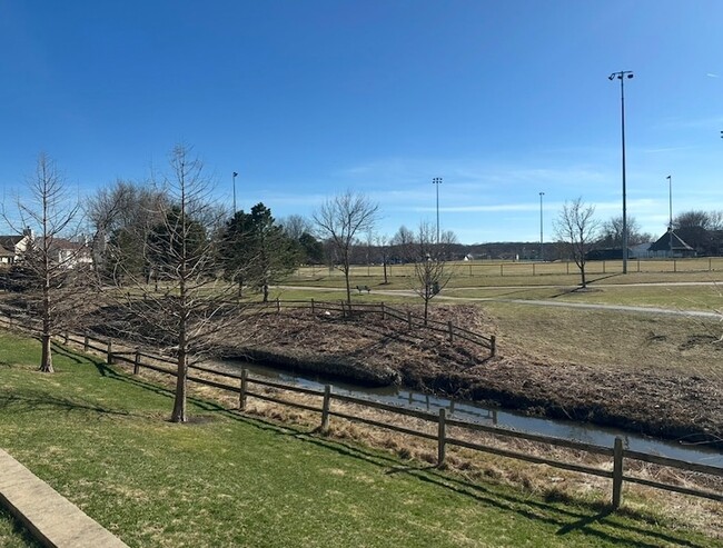 Photo - 633 W Streamwood Blvd