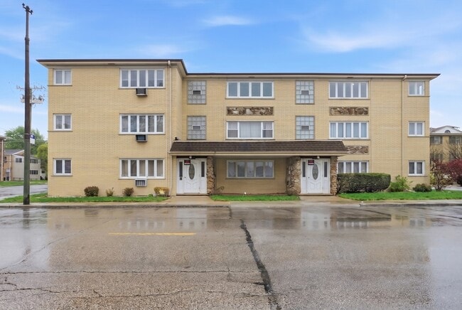 Building Photo - 6555 W Belmont Ave