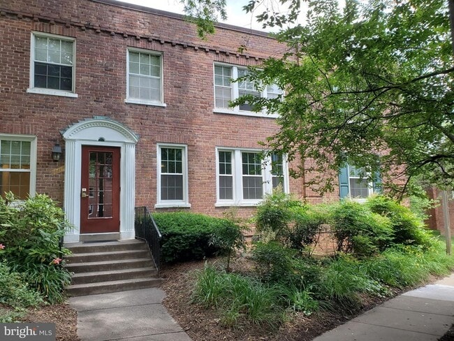 Building Photo - 1719 N Troy St Unit 8393